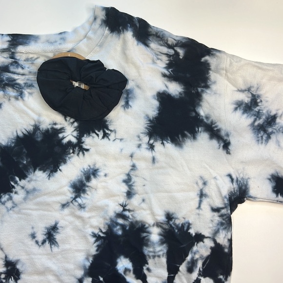 Sundown by Splendid Women's Black & White "Charli" Tie Dye Crewneck w/ Scrunchie - Picture 2 of 5